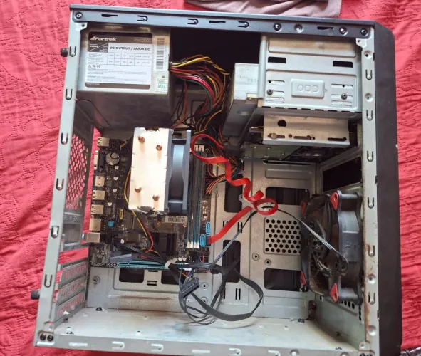 Core i5-3470. Suporta até 16 giga DDR3.