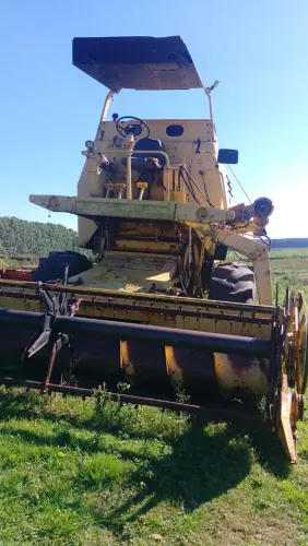 Colheitadeira New Holland 4040