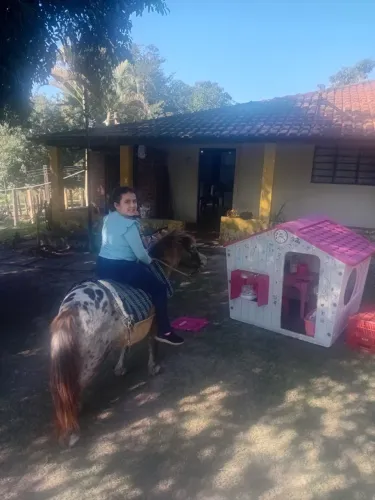 Fêmea Pônei para Crianças.