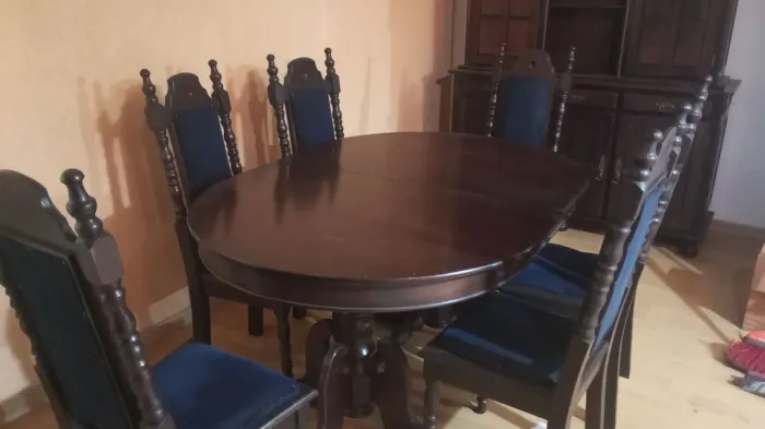 Mesa de jantar com balcão buffet e oratório
