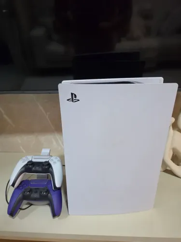 PS5 PlayStation 5 com Leitor - 825GB + 2 Controles ?