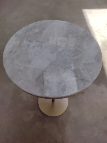 Mesa de canto com pedra
