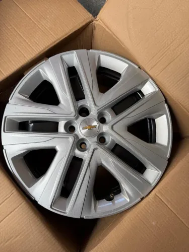 Roda com calota original chevrolet