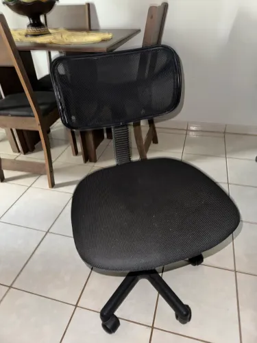 Cadeira de Escritório Giratória Preta (Barata / Desapego)