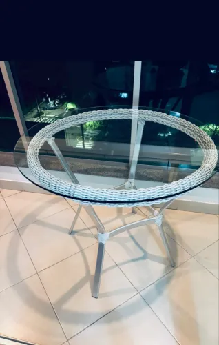 Mesa branca com tampo de vidro para área externa