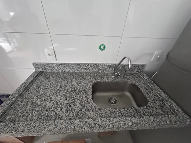 Vendo 2 pias com pedra e tanque 