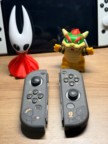 Joycons originais Switch OLED com capa Zelda