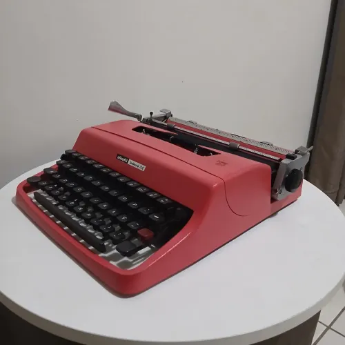 Máquina de escrever Olivetti Lettera 32