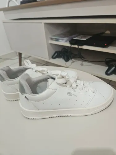 Tênis branco Ecko Red