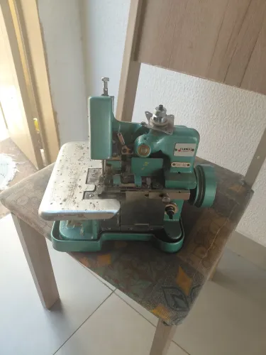 Máquina overlock doméstica