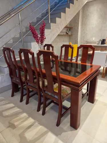 Mesa com cadeiras em mogno