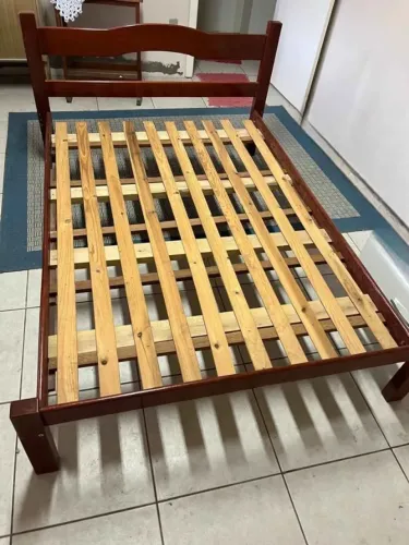 Cama de Casal de Madeira Maciça / Usada - Excelente Estado