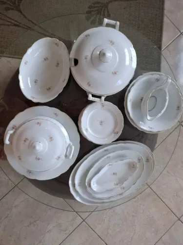 Jogo de jantar porcelana real,pratos,tigelas,porta molho,sopeira.