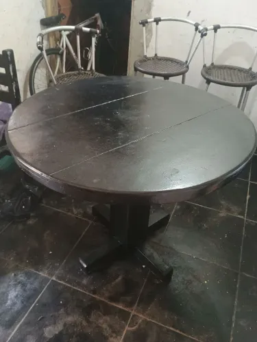 Vendo uma mesa em madeira maciça