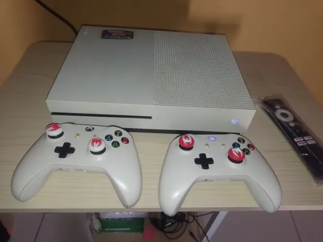 Vendo Xbox one semi novo, dóis controles com bateria recarregável e vários jogos 98716-407