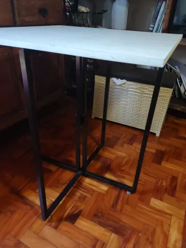 Mesinha pequena para alimentação ou escritório! Super fácil de montar e em bom estado de c