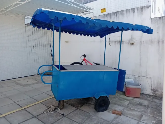 Carroça de pra vender lanches salgados.