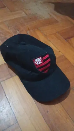Vendo bonés e excelente estado.