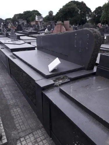 JAZIGO PERPÉTUO EM GRANITO PRETO BRUTO ÓTIMA LOCALIZAÇÃO