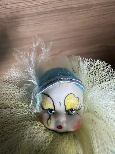 Boneca palhacinho porcelana vintage anos 80/90 cetim cores porcelain clown doll Pierrot