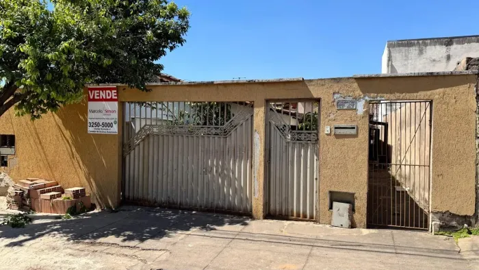 CASA RESIDENCIAL C/ BARRACÕES