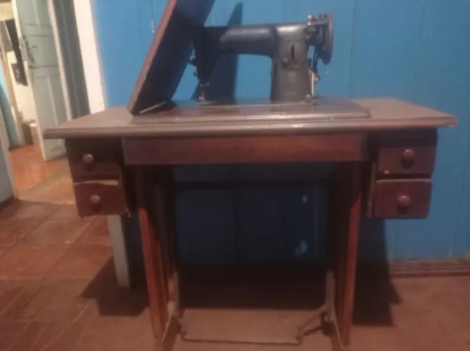 Máquina de costura com mesinha