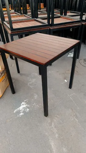 Mesa em Estrutura metálica e madeira
