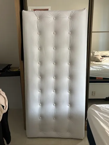 Cabeceira Estofada Branca p/ Cama de Casal (1,45m) - Capitonê