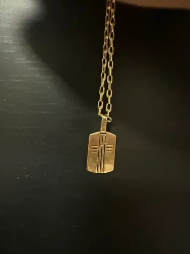 Cordão com pingente de ouro, 15 gramas.