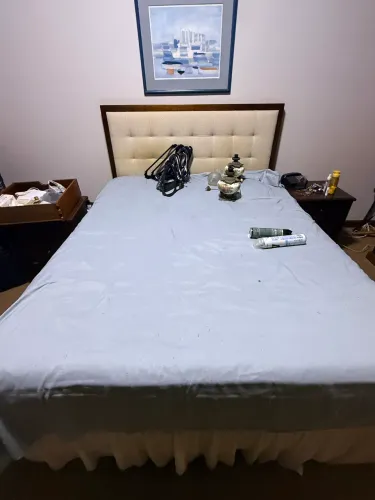 Cama de Casal / Queen com Cabeceira Estofada em Madeira Maciça