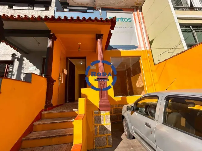Sobrado com dois quartos e 3 banheiros, com quintal e edícula.