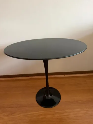 mesa lateral oval com tampo em granito preto são gabriel polido med. 57(p)x38(l)x53(a)cm