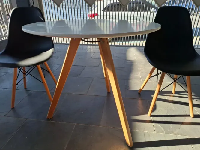 Mesa com duas cadeiras