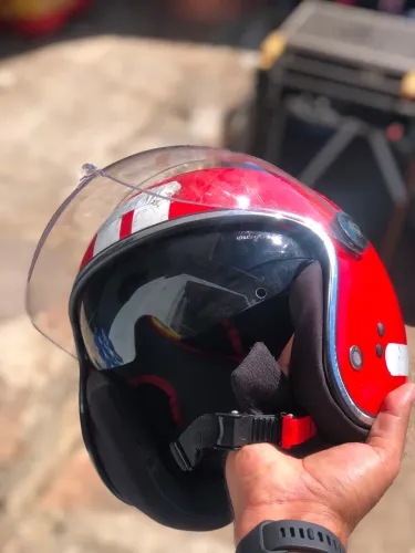Capacete vermelho ?