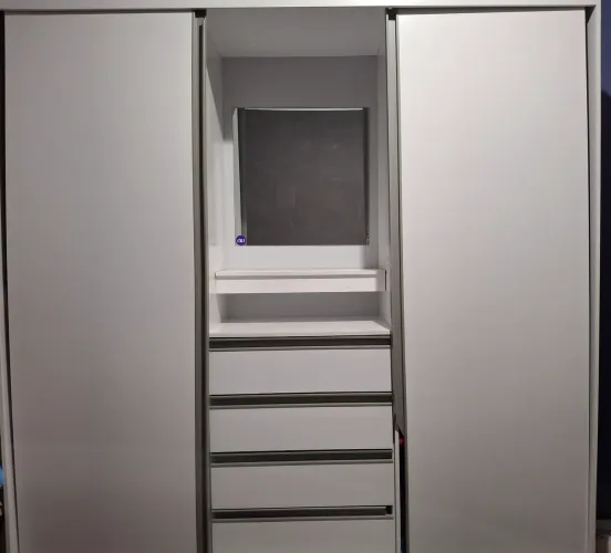 Guarda roupa com espelho 