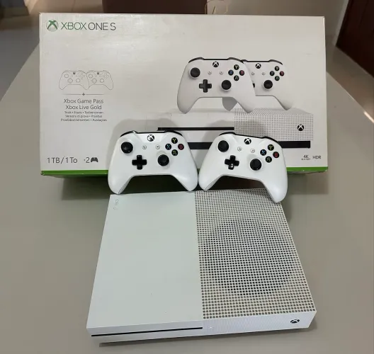 ?Xbox One S 1TB + 2 Controles + Caixa Original - Muito Conservado
