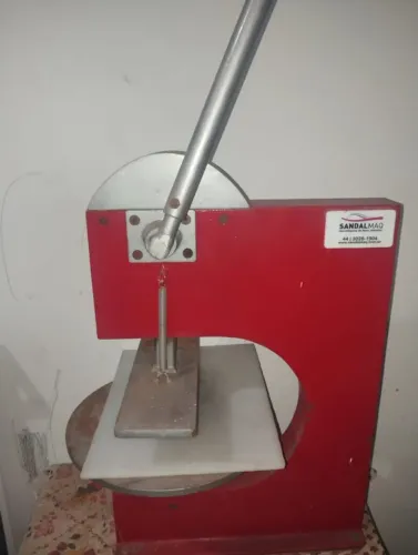Máquina para fabricação de chinelos