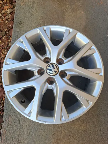 Vendo uma Roda de carro crosfox 2013 /2014 semi nova falar com Jailson Watzap *