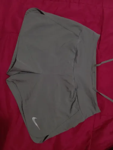 Shorts feminino Nike DRI -FIT de corrida Cinza Tam M