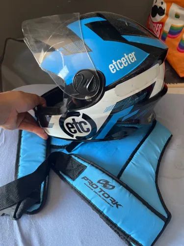 Capacete infantil e colete