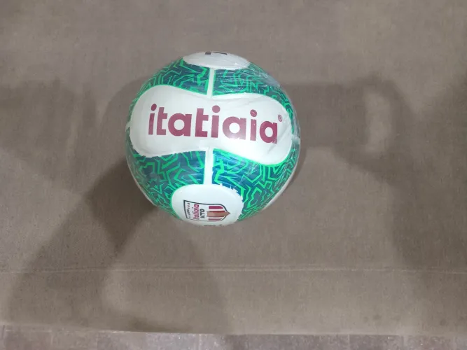 Vende-se bola de futebol oficial da Copa Itatiaia novíssima, no plástico.