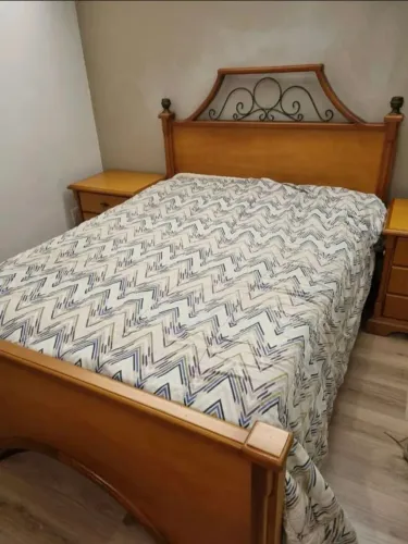 Cama casal e 2 mesinhas cabeceira em madeira