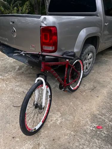 Bicicleta aro 26 em ótimo estado, rodas vmax, e visual esportivo e preço negociável.