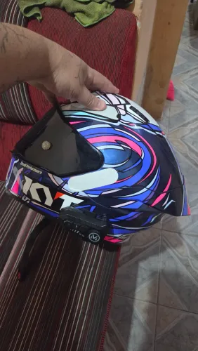 Capacete KYT com viseira reserva e intercomunicador