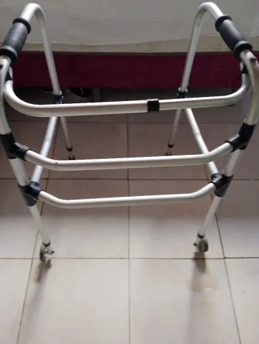 Andador para idoso semi novo e em perfeito estado