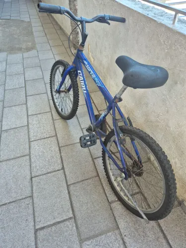 Vendo bicicleta infantil aro 20 semi nova 