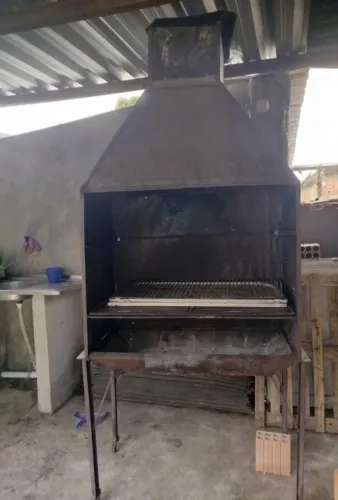 Churrasqueira Grande de Ferro com Coifa e Rodinhas (Para Desapegar!)