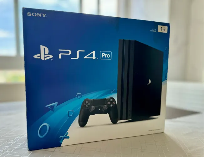 PS4 Pro Estado de Novo: 2 TB + 2 Controles +  Jogo