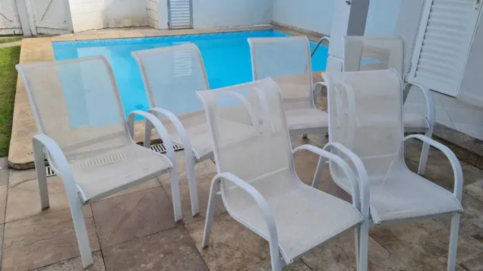 6 (seis) Cadeiras de piscina + mesa de apoio redonda com tampo de vidro