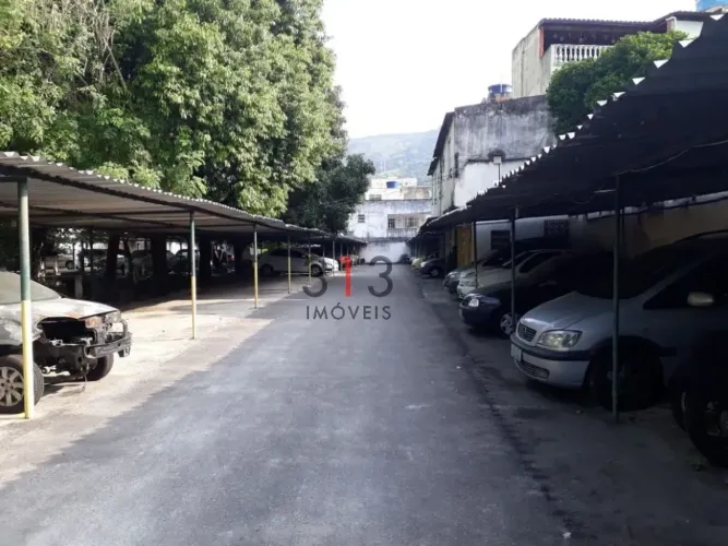 Excelente Terreno Plano Hoje como estacionamento coberto tendo um rio que corta o terreno 
